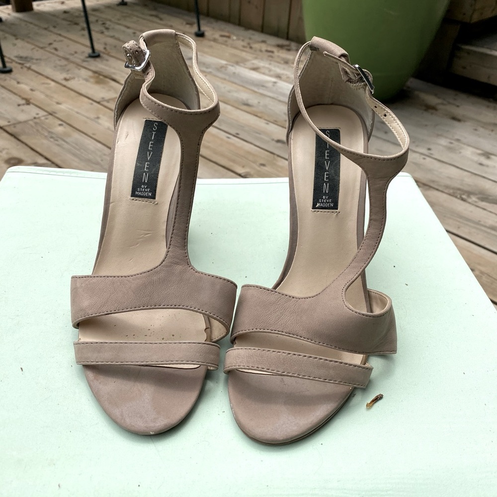 Elegant taupe sandals